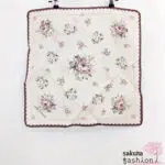 Axes Femme Tuch Accessoire Beige Floral Blumenmuster Rose Schmetterling Bestickt Bogensaum  Handtaschentuch Halstuch Taschentuch, Einstecktuch Handtuch Japan Kawaii Feminin TS639X22 scalar embroidery handkerchieft ecru