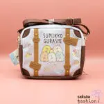 San-X Sumikko Gurashi Umhängetasche Lila Braun Motiv Katze Neko Eidechse Tokage Schweinekotelett Tonkatsu Eisbär Shirokuma Pinguin Penguin? Ebifurai No Shippo Garnenschwanz Japan Kawaii sumikore bag (purple)