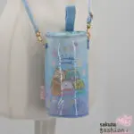 San-X Sumikko Gurashi PET Flaschenbeutel Tasche Blau 500 600 ml Motiv Katze Neko Eidechse Tokage Schweinekotelett Tonkatsu Eisbär Shirokuma Pinguin Penguin? Ebifurai No Shippo Garnenschwanz Japan Kawaii plastic bottle pouch (sumikko gurashi umikko lagoon)