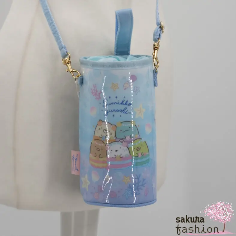 San-X Sumikko Gurashi PET Flaschenbeutel Tasche Blau 500 600 ml Motiv Katze Neko Eidechse Tokage Schweinekotelett Tonkatsu Eisbär Shirokuma Pinguin Penguin? Ebifurai No Shippo Garnenschwanz Japan Kawaii plastic bottle pouch (sumikko gurashi umikko lagoon)