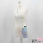 San-X Sumikko Gurashi PET Flaschenbeutel Tasche Blau 500 600 ml Motiv Katze Neko Eidechse Tokage Schweinekotelett Tonkatsu Eisbär Shirokuma Pinguin Penguin? Ebifurai No Shippo Garnenschwanz Japan Kawaii plastic bottle pouch (sumikko gurashi umikko lagoon)