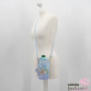San-X Sumikko Gurashi PET Flaschenbeutel Tasche Blau 500 600 ml Motiv Katze Neko Eidechse Tokage Schweinekotelett Tonkatsu Eisbär Shirokuma Pinguin Penguin? Ebifurai No Shippo Garnenschwanz Japan Kawaii plastic bottle pouch (sumikko gurashi umikko lagoon)