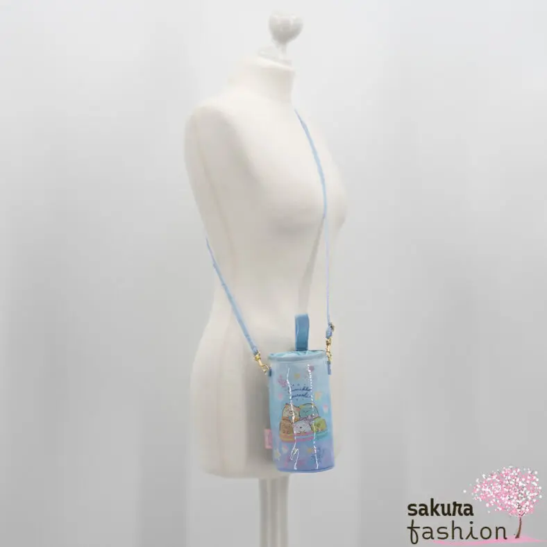 San-X Sumikko Gurashi PET Flaschenbeutel Tasche Blau 500 600 ml Motiv Katze Neko Eidechse Tokage Schweinekotelett Tonkatsu Eisbär Shirokuma Pinguin Penguin? Ebifurai No Shippo Garnenschwanz Japan Kawaii plastic bottle pouch (sumikko gurashi umikko lagoon)