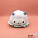 San-X Stofftier Weiße Robbe Mamegoma Verkleidet Meeresschneckenkostüm Blau Lila Gepunktet Mochi Stoff Weich Knuddelig Plüschtier Japan Kawaii Super Mochimochi Plush Toy (I Love Fuyofuyo, Mamegoma umiushi)