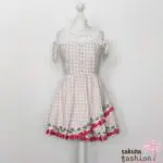 Liz Lisa Kleid Kariert Rosa Weiß Erdbeeren Häkelborte Spitze Bestickt Schulterfrei Zierknöpfe Japan Kawaii gingham strawberry one-piece pink