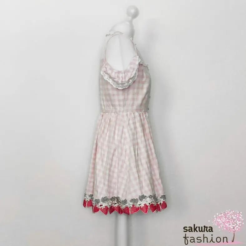 Liz Lisa Kleid Kariert Rosa Weiß Erdbeeren Häkelborte Spitze Bestickt Schulterfrei Zierknöpfe Japan Kawaii gingham strawberry one-piece pink
