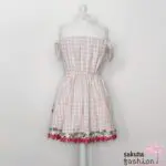 Liz Lisa Kleid Kariert Rosa Weiß Erdbeeren Häkelborte Spitze Bestickt Schulterfrei Zierknöpfe Japan Kawaii gingham strawberry one-piece pink