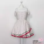 Liz Lisa Kleid Kariert Rosa Weiß Erdbeeren Häkelborte Spitze Bestickt Schulterfrei Zierknöpfe Japan Kawaii gingham strawberry one-piece pink