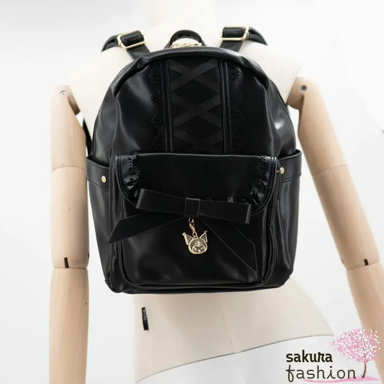 axes femme POETIQUE Kunstlederrucksack Schwarz Mittelgroß Spitze Schnürung Schleife Sanrio Kuromi Metallanhänger Gold Japan Kawaii Feminin kuromi bagpack with charm