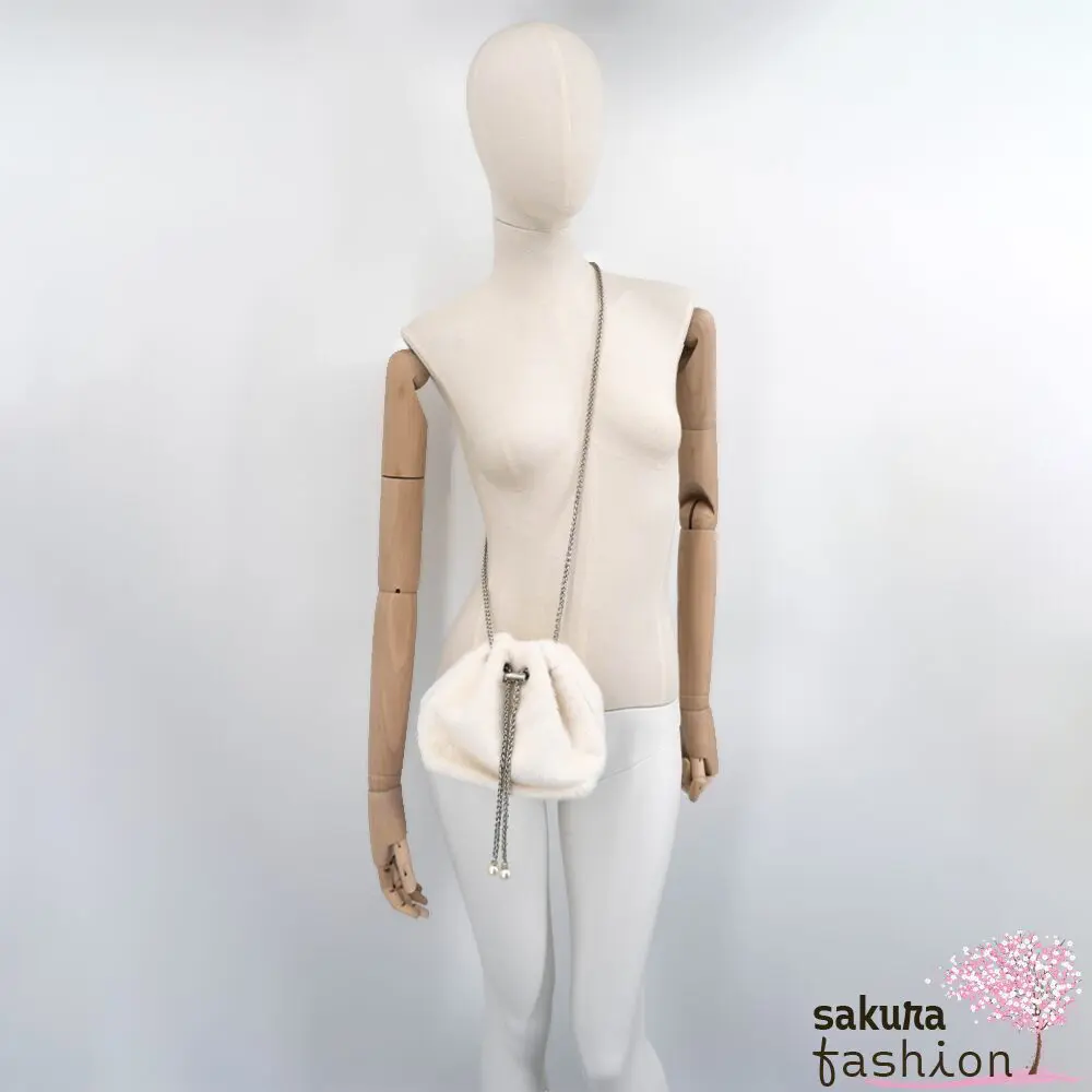 Axes Femme Handtasche Kunstpelztasche Weich Flauschig Weich Weiß Ketteneinsatz Silber Perlendetail Umhängetasche Japan Kawaii feminin chain use fur bag white