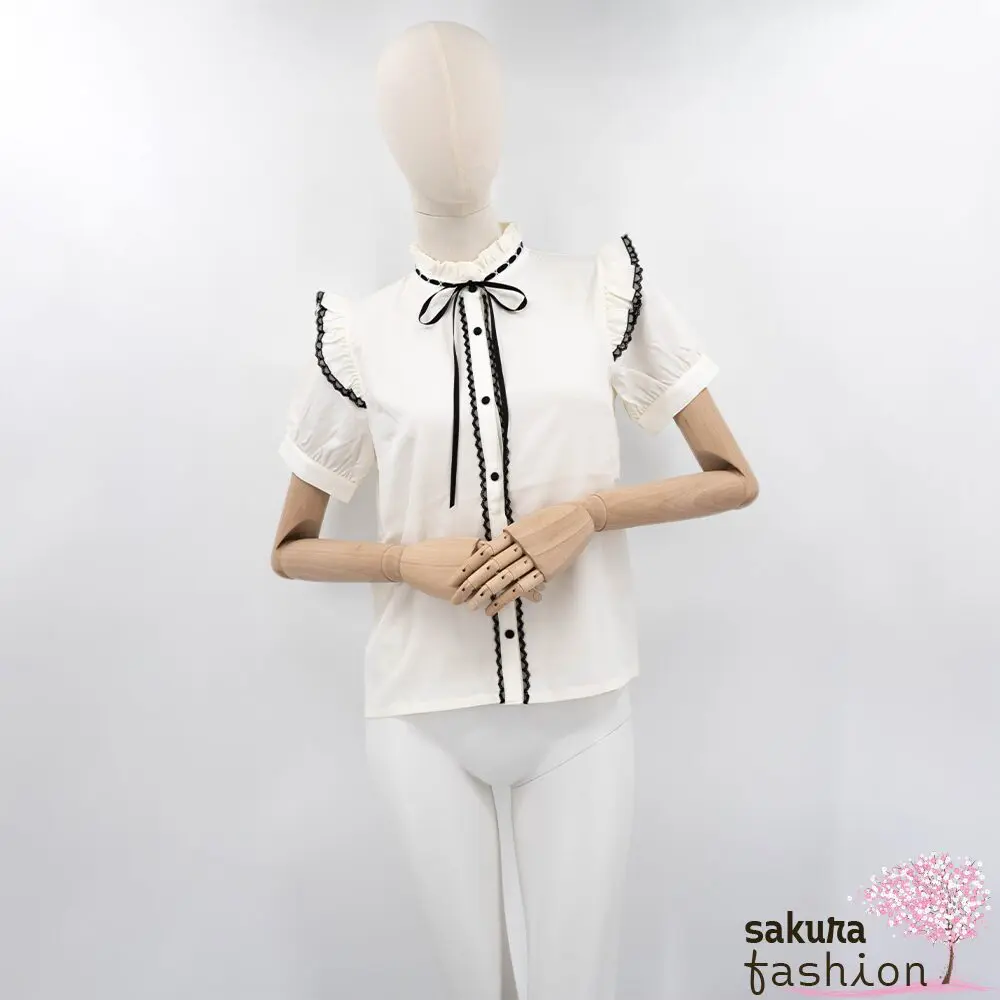 Axes Femme Poetique Rüschenbluse ecru weiß Kurzarm Farbdetails Schwarz Häkelbörde Kragenschleife Knöpfe Knopfleiste Volantdetails Japan Kawaii Feminin color scheme design frilling blouse ecru