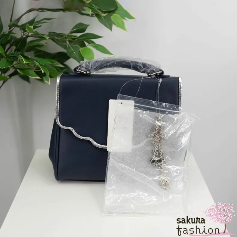Axes Femme flache Handtasche Kunstleder Orientalischer Stil Marineblau silberfarben Kette Anhänger Logo Umhängetasche Schultertasche Elegant Japan Kawaii Feminin oriental style charm bag navy blue