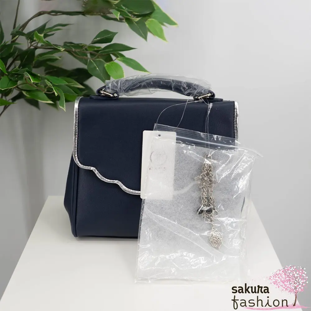 Axes Femme flache Handtasche Kunstleder Orientalischer Stil Marineblau silberfarben Kette Anhänger Logo Umhängetasche Schultertasche Elegant Japan Kawaii Feminin oriental style charm bag navy blue