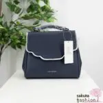 Axes Femme flache Handtasche Kunstleder Orientalischer Stil Marineblau silberfarben Kette Anhänger Logo Umhängetasche Schultertasche Elegant Japan Kawaii Feminin oriental style charm bag navy blue