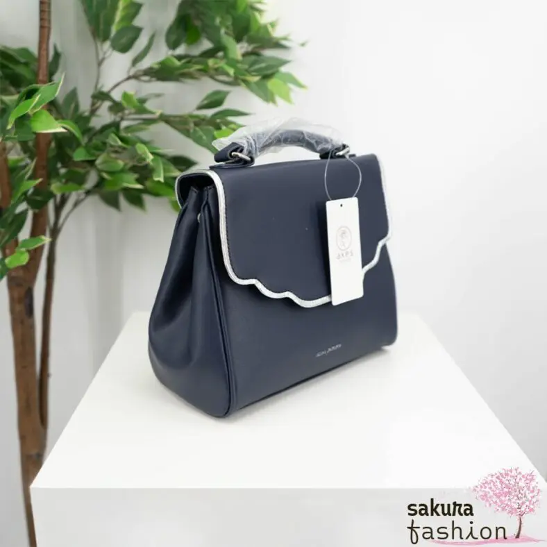Axes Femme flache Handtasche Kunstleder Orientalischer Stil Marineblau silberfarben Kette Anhänger Logo Umhängetasche Schultertasche Elegant Japan Kawaii Feminin oriental style charm bag navy blue