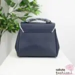 Axes Femme flache Handtasche Kunstleder Orientalischer Stil Marineblau silberfarben Kette Anhänger Logo Umhängetasche Schultertasche Elegant Japan Kawaii Feminin oriental style charm bag navy blue