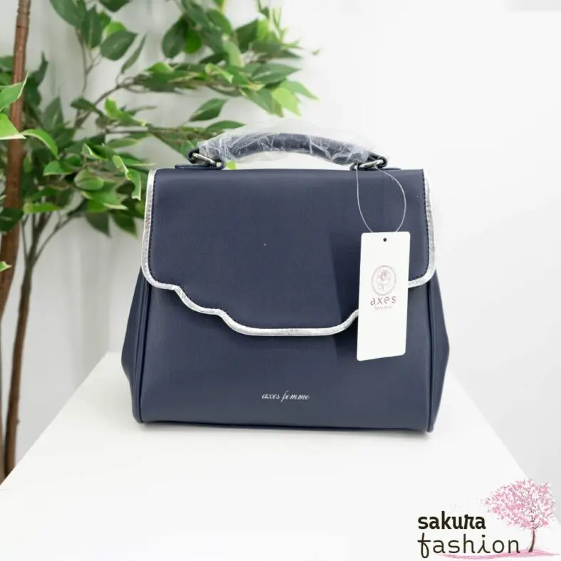 Axes Femme flache Handtasche Kunstleder Orientalischer Stil Marineblau silberfarben Kette Anhänger Logo Umhängetasche Schultertasche Elegant Japan Kawaii Feminin oriental style charm bag navy blue