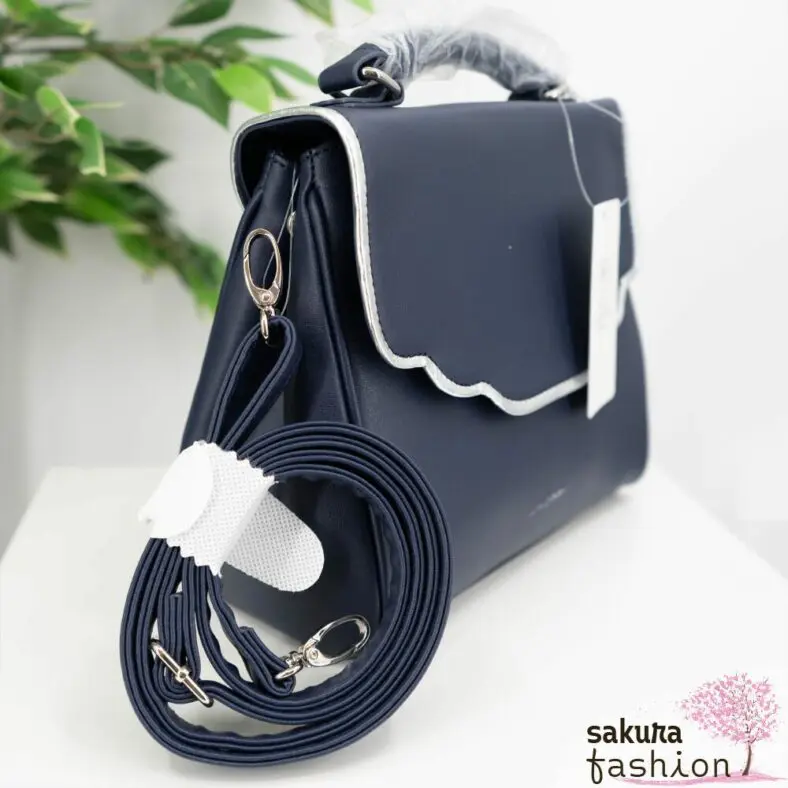 Axes Femme flache Handtasche Kunstleder Orientalischer Stil Marineblau silberfarben Kette Anhänger Logo Umhängetasche Schultertasche Elegant Japan Kawaii Feminin oriental style charm bag navy blue