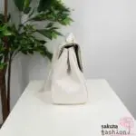 Axes Femme flache Handtasche Kunstleder Orientalischer Stil Weiß goldfarben Kette Anhänger Logo Umhängetasche Schultertasche Elegant Japan Kawaii Feminin oriental style charm bag white