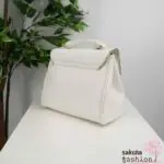 Axes Femme flache Handtasche Kunstleder Orientalischer Stil Weiß goldfarben Kette Anhänger Logo Umhängetasche Schultertasche Elegant Japan Kawaii Feminin oriental style charm bag white