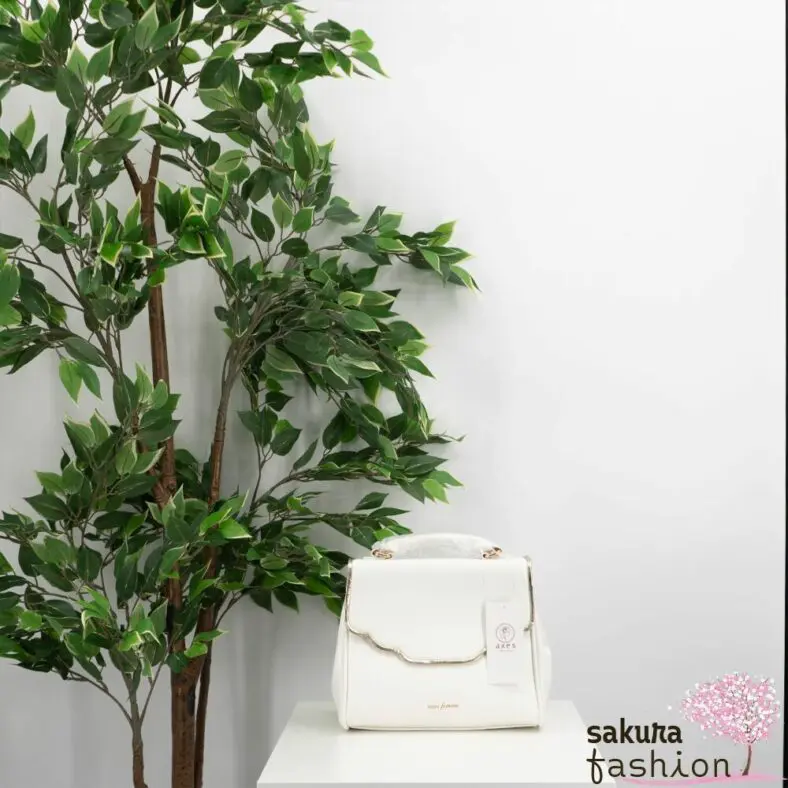 Axes Femme flache Handtasche Kunstleder Orientalischer Stil Weiß goldfarben Kette Anhänger Logo Umhängetasche Schultertasche Elegant Japan Kawaii Feminin oriental style charm bag white