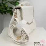 Axes Femme flache Handtasche Kunstleder Orientalischer Stil Weiß goldfarben Kette Anhänger Logo Umhängetasche Schultertasche Elegant Japan Kawaii Feminin oriental style charm bag white