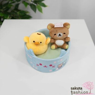 San-X Rilakkuma Stofftier Set Stoffbär Braun Rilakkuma Stoffvogelküken Gelb Kiiroitori Katzenpool Blau Sammelset Mount Fuji Japan Kawaii public bath stuffed animal set neko neko no yu