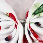 Axes Femme Kleiner Tuchschal Weiß Kühlungseffekt Früchtemuster Obstmotiv Magnetverschluss Modisch Japan Kawaii Feminin Accessoire fruits pattern cooling scarf white